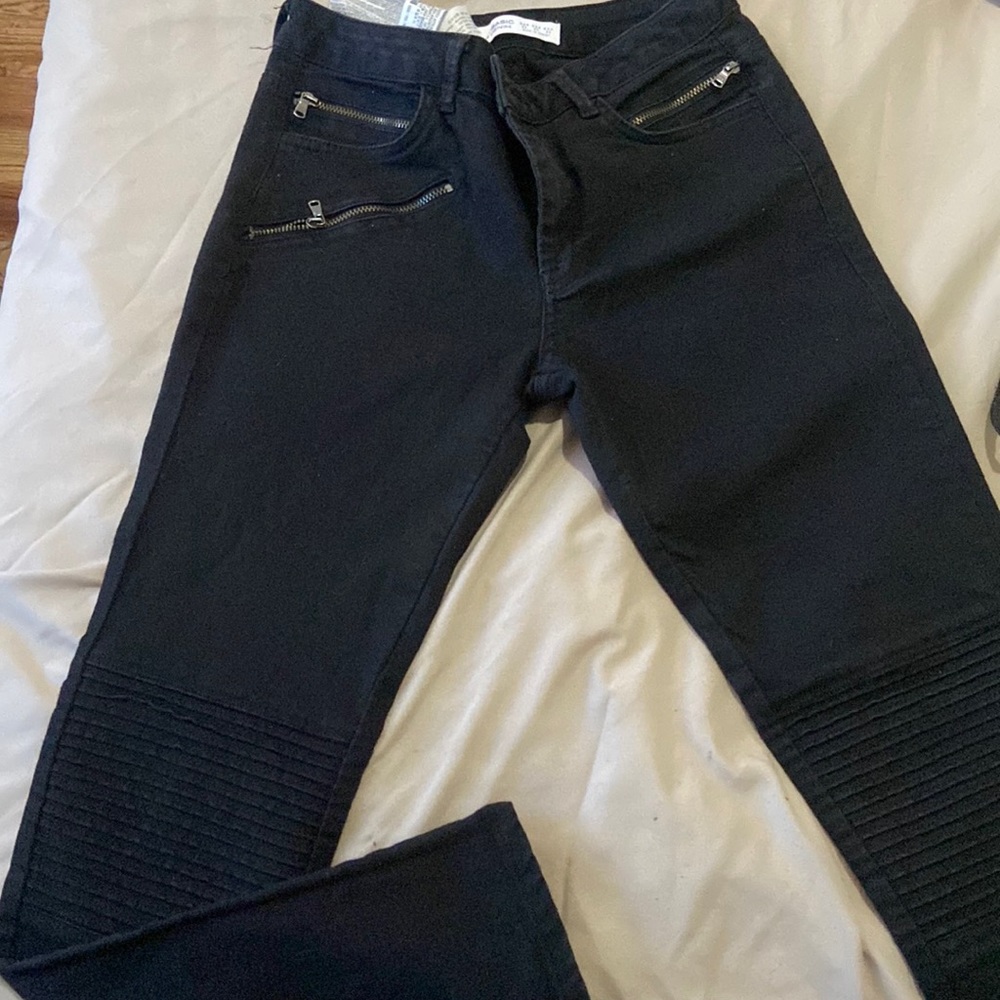 Zara woman’s Jeans zipper is broken